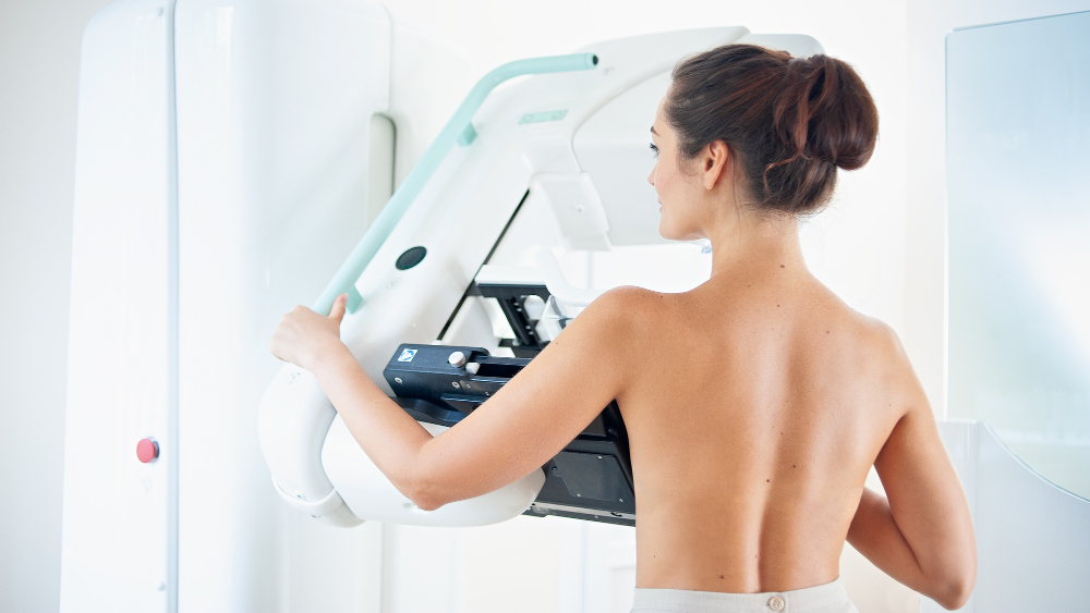 Mujer haciéndose la mamografía con expertos en cáncer de mama
