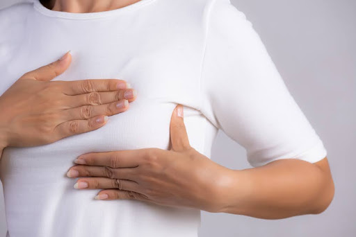 mujer realizando autoexamen de mama