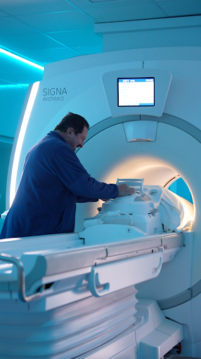 Doctor realizando una resonancia magnética de contraste